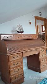 Scrivania a serrandina in legno intarsiato 