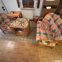 Poltroncina, divanetto, tavolino in vimini