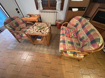 Poltroncina, divanetto, tavolino in vimini