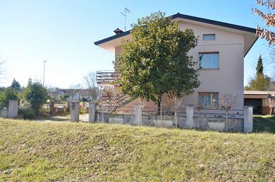 Pieris:casa bifamiliare con rimesse e giardino
