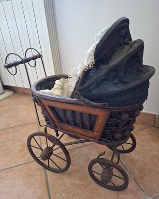 Antico passeggino giocattolo 