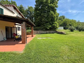 Rustico / Casale di 130 m² con più di 5 locali a B