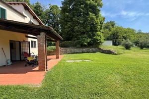 Rustico / Casale di 130 m² con più di 5 locali a B