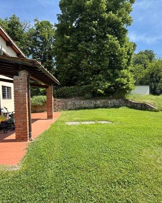 Rustico / Casale di 130 m² con più di 5 locali a B