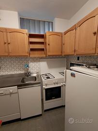 Mobili cucina in legno e cucina a gas 