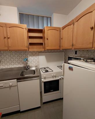 Mobili cucina in legno e cucina a gas 