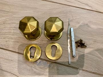 Pomello in ottone per porta