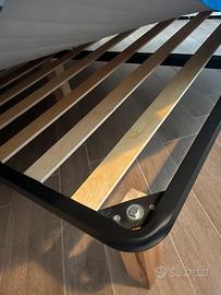 Letto matrimoniale con doghe in legno