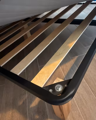 Letto matrimoniale con doghe in legno