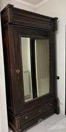 Mobile antico in legno con grande specchiera