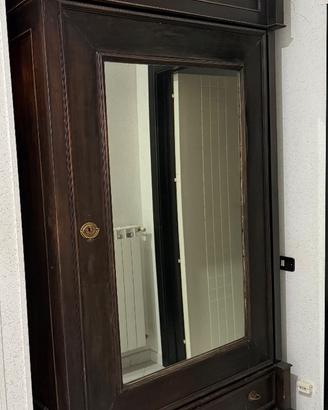 Mobile antico in legno con grande specchiera