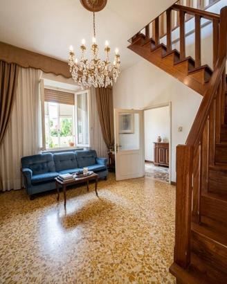 Villa di 410 m² con più di 5 locali a Laterina Per