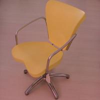 poltroncina parrucchiera gialla