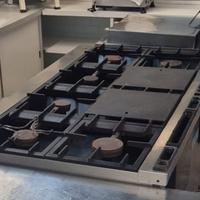 Cucina professionale a gas 6 fuochi e 2 piastre