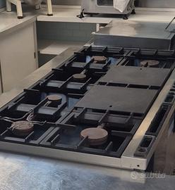Cucina professionale a gas 6 fuochi e 2 piastre