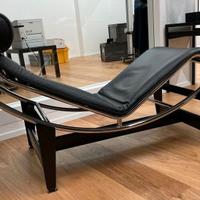 CASSINA LC4 in pelle nera  by  Le Corbusier & Co