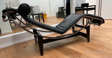 CASSINA LC4 in pelle nera  by  Le Corbusier & Co