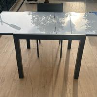 Tavolo con piano in vetro