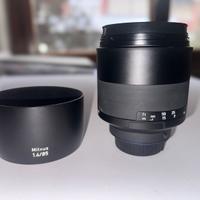 Zeiss 85mm f/1.4 Milvus attacco Nikon F