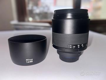 Zeiss 85mm f/1.4 Milvus attacco Nikon F