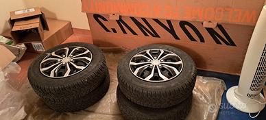 4 ruote cerchi pneumatici 175/65 R14 invernali