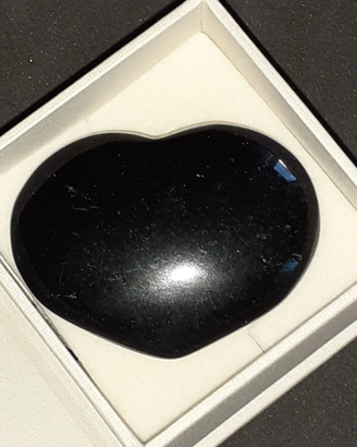 Cuore in ossidiana nera