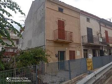 Rustico / Casale di 130 m² con 4 locali a Castel F