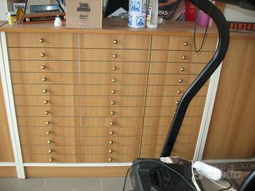 MOBILIO PER ATTIVITA' DI OTTICA