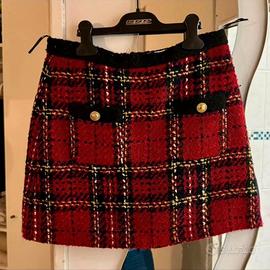 Gonna scozzese nero e rosso con bottoni oro