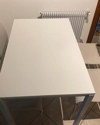 Tavolo con sedie
