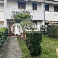 Saronno - VILLA A SCHIERA in via Caio Giulio Cesa