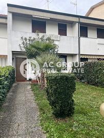 Saronno - VILLA A SCHIERA in via Caio Giulio Cesa
