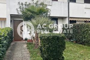 Saronno - VILLA A SCHIERA in via Caio Giulio Cesa