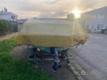 Barca a motore e carrello per il trasporto