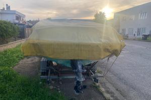 Barca a motore e carrello per il trasporto