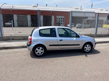 Clio in perfette condizioni , carrozzeria e motore
