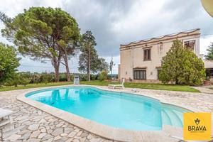 Villa con piscina e terreno a Trabia