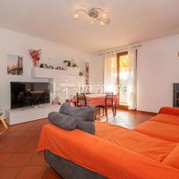 Villetta a schiera di testa con giardino