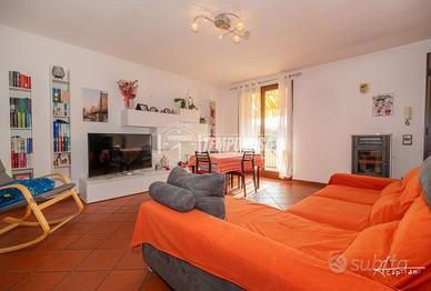 Villetta a schiera di testa con giardino