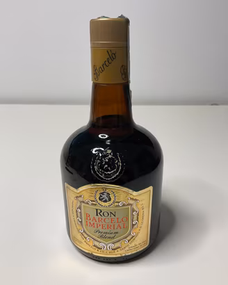 Bottiglia rum.