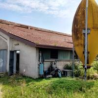 Stalla e magazzini in zona tranquilla 1800/2000mq