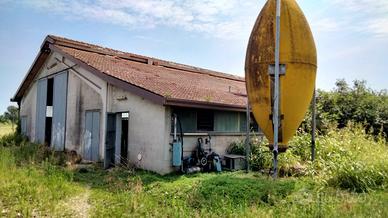 Stalla e magazzini in zona tranquilla 1800/2000mq
