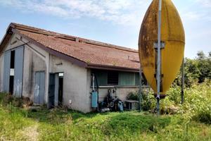 Stalla e magazzini in zona tranquilla 1800/2000mq