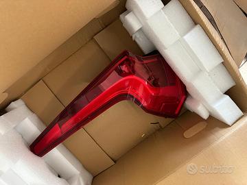 Faro posteriore sx Volvo V90 cod. 32293876