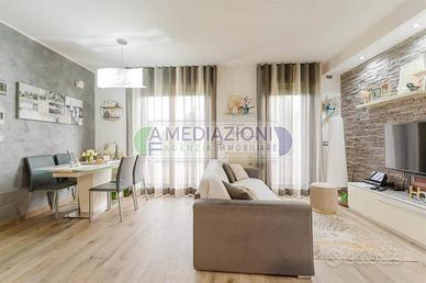 Appartamento di 84 m² con 5 locali e box auto a Mi
