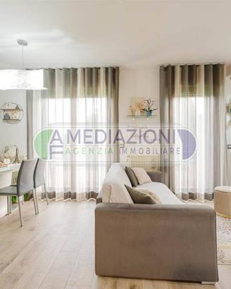 Appartamento di 84 m² con 5 locali e box auto a Mi