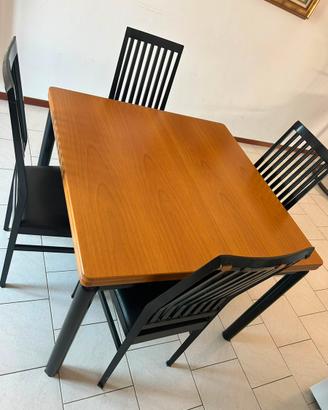 Tavolo di legno con sedie