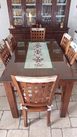 Tavolo con sedie e contromobile in teak