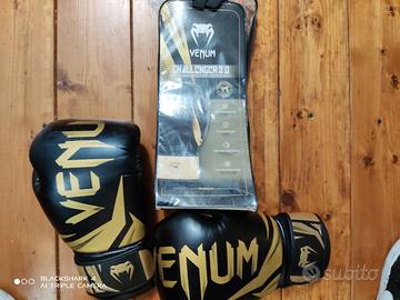 Kit da Combattimento Venum – Guantoni, Pantaloncin