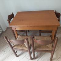 Tavolo di legno con quattro sedie